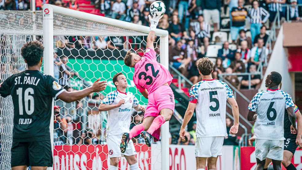 Torhüter Lars Huxsohl flog immer wieder durch den Torraum und hatte seine Hände am Ball. Die Kicker des FC Pauli (links Joel Chima Fujita) waren irgendwann ratlos angesichts der Großtaten des Ostfriesen. Fotos: Imago