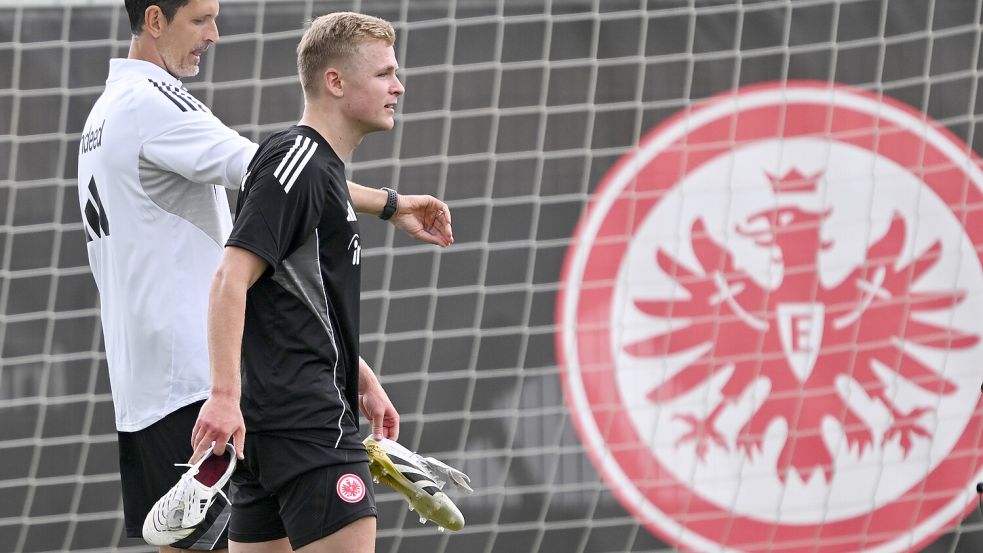 Trainer Dino Toppmöller (links) wird in der kommenden Saison sehr auf Neuzugang Jonathan Burkardt setzen. Foto: dpa/Arne Dedert