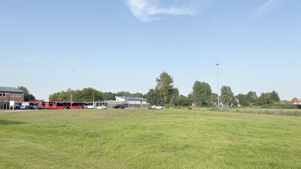 Noch ist hier nur Wiese zu sehen: Auf der Fläche hinter dem Pewsumer Jugendhaus soll innerhalb weniger Jahre ein Platz für alle Generationen entstehen. Foto: Lotta Groenendaal