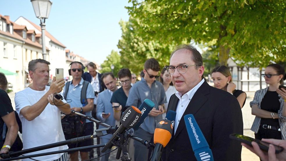 Auf die abgeschobenen Afghanen wurde Bundesinnenminister Alexander Dobrindt (CSU) von Journalistinnen und Journalisten auch während seiner Sommerreise mit Stationen in Sachsen-Anhalt und Niedersachsen angesprochen. (Archivfoto) Foto: Hendrik Schmidt/dpa