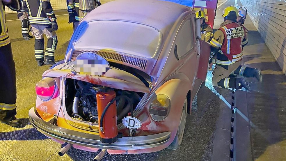 Dieser Oldtimer brannte im Emstunnel. Foto: Feuerwehr Jemgum