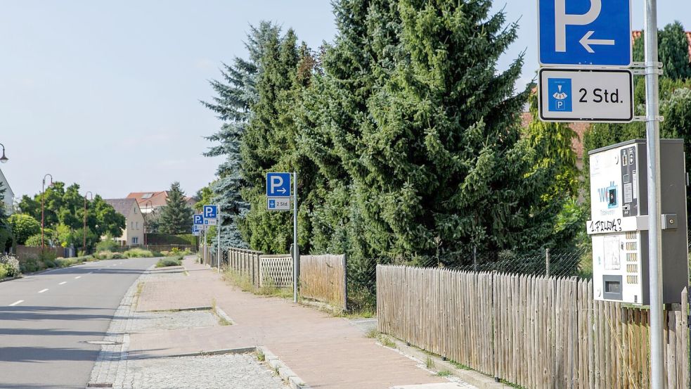 Im Örtchen Störmthal sind die Menschen verstimmt über eine Vielzahl von Parkschildern. Foto: Julius-Christian Schreiner/dpa