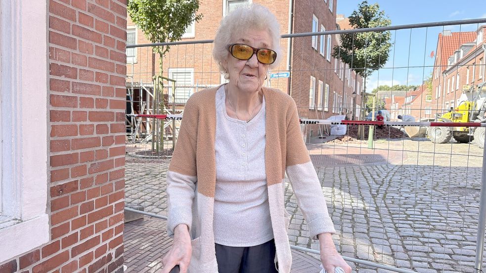 Janette Röhrig ist eine der Bewohnerinnen der Häuserreihe an der Klunderburgstraße, die um ihre Wohnung bangt. Die 91-Jährige wohnt schon seit 56 Jahren dort. Das Ganze hat sie stark mitgenommen, ihre Familie aber gibt ihr Rückhalt. Foto: Mona Hanssen