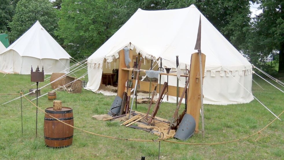 Besuchende können im mittelalterlichen Lager verschiedenste Schätze bewundern. Foto: Veranstalter