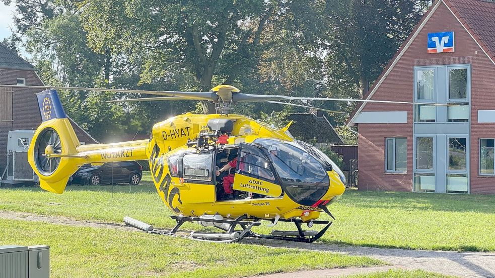 Der Hubschrauber landete auf einer angrenzenden Grünfläche am Kirchenweg. Foto: Holger Janssen