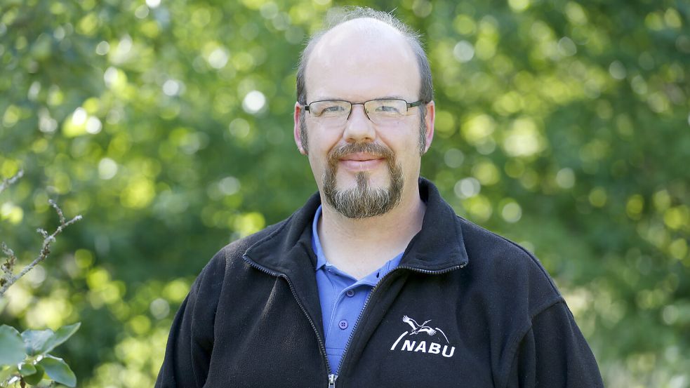 Jan Fuchs ist Regionalgeschäftsführer des Nabu in Ostfriesland. Das sagt er zur Baumpflanz-Challenge. Foto: Nabu/Mareike Sonnenschein