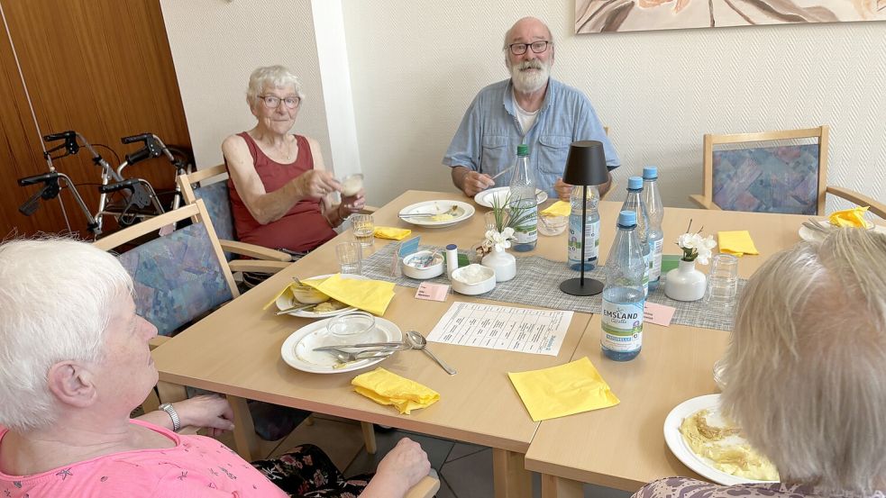 Das Mittagessen war gut: Den Bewohnern und Gästen von auswärts schmeckt es. Foto: Oliver Bär