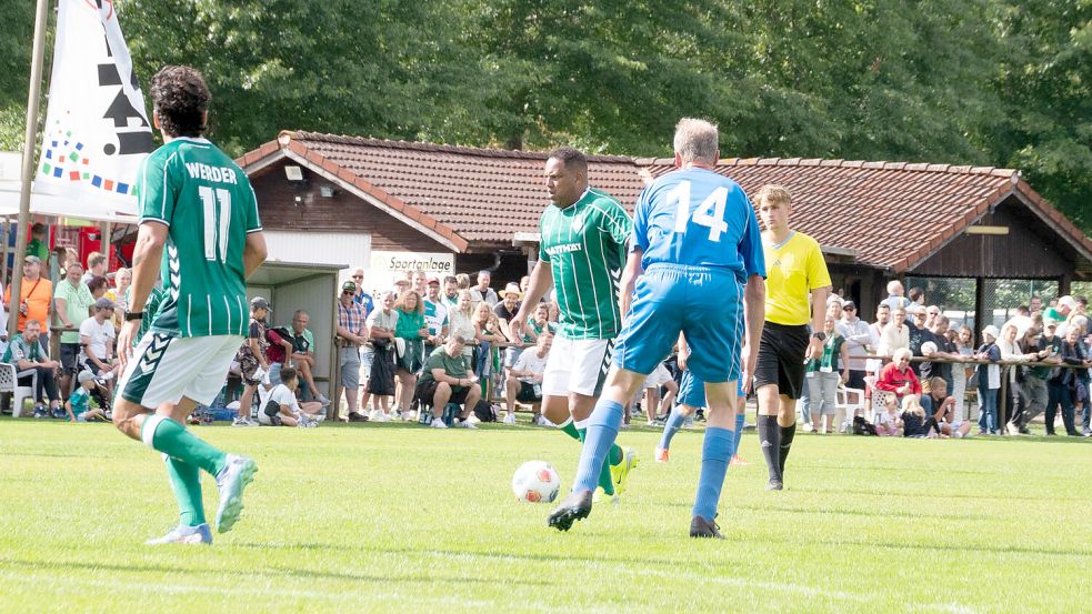 1000 Zuschauer waren vom Auftritt der Werder-Legenden (am Ball Ailton) begeistert. Foto: Lohmann