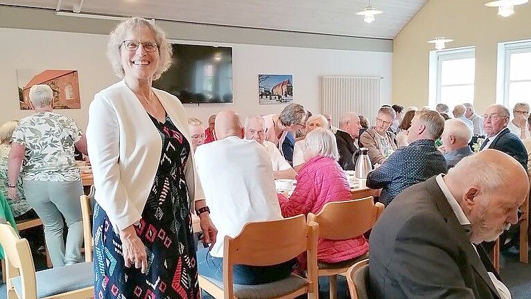 Gemeindepastorin Ulrike Goudschaal hieß die Gäste im Paulushaus zu Tee und Kuchen willkommen. Foto: privat