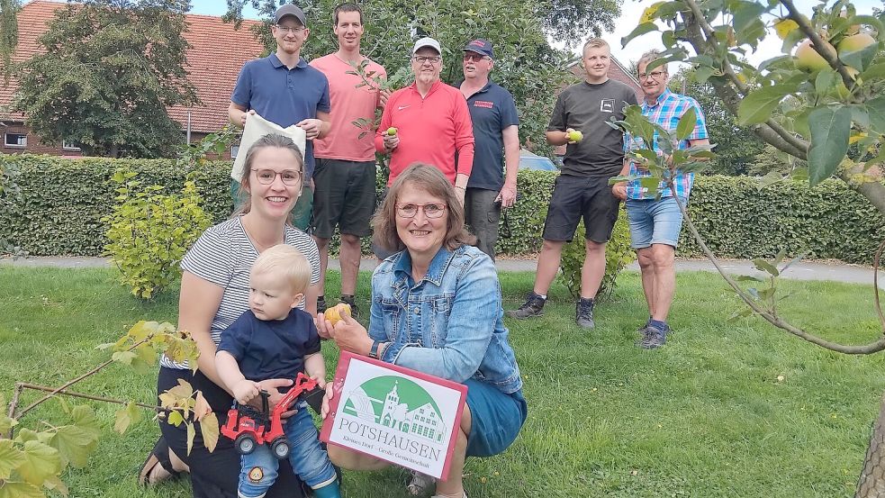 Potshausen lebt von einer starken Gemeinschaft: (vorne) Habbo Janssen, Dierka Janssen und Helga Meyer sowie (hintere Reihe, von links) Arne Janssen, Tammo Hinken, Klaus Dick, Hinrich Kleemann, Erke Gruben und Wiard Meyer. Fotos: Clarissa Scherzer