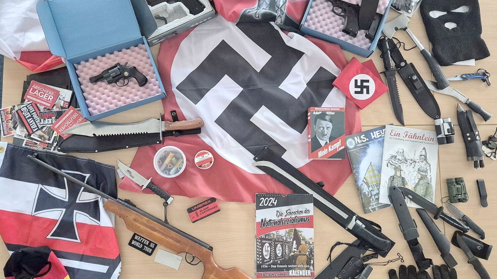 Diese Gegenstände hat die Polizei jetzt bei Wohnungsdurchsuchungen der rechtsextremen Gruppe „weserems.aktion“ sichergestellt. Foto: Polizei Bremen