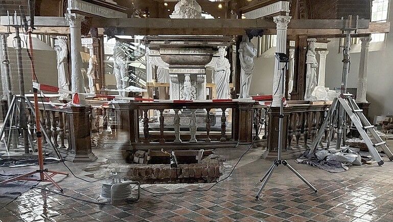 Die Gruft mit den Gebeinen befindet sich unter dem Edo-Wiemken-Denkmal in der jeverschen Stadtkirche. Das Loch vor dem Denkmal führt zur Gruft. Foto: Imke Oltmanns
