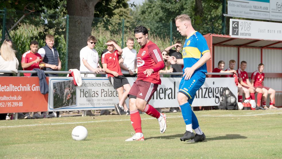 Josef Hamoud (links) spielte mit TuRa 07 Westrhauderfehn U23 gegen den SC Rhauderfehn-Langholt (2:3). Nach der Partie war er nach einem kurzen Gespräch mit dem Schiedsrichter geschockt. Foto: Damm