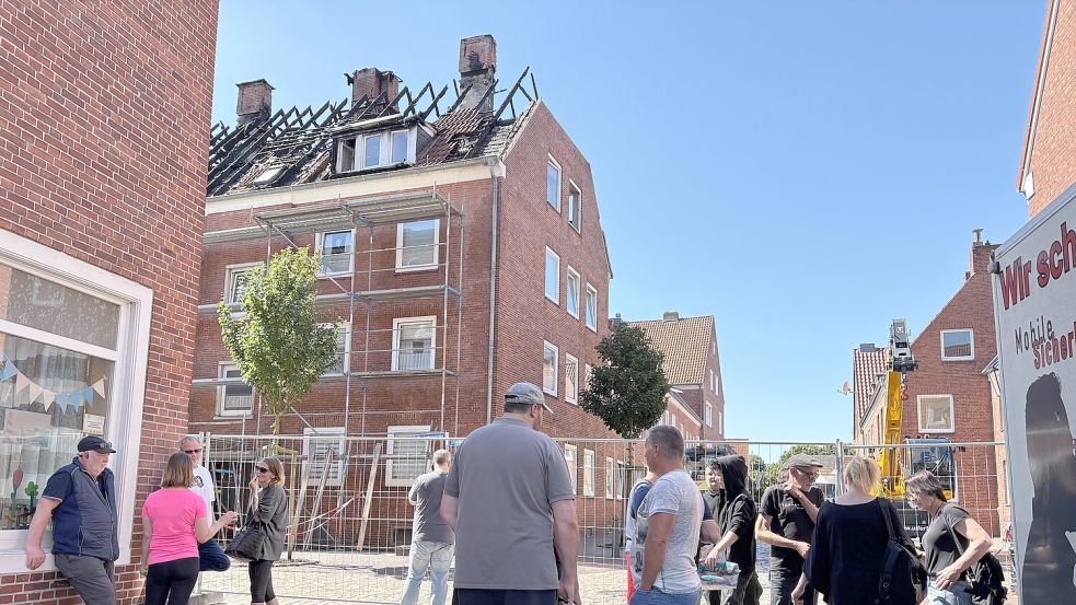 Am Dienstag durften Bewohner des ersten Hauses an der Emder Klunderburgstraße in ihre Wohnungen, um Dinge herauszuholen. Foto. Mona Hanssen