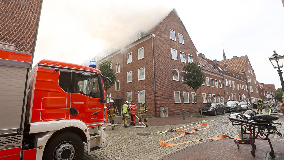 Bei einem der verheerendesten Wohnhausbrände der vergangenen Jahrzehnte in Emden ist der Dachstuhl einer ganzen Häuserreihe abgebrannt. 32 Wohnungen sind betroffen. Das Feuer ist am Freitag, 15. August 2025, ausgebrochen. Foto: Jens Doden/Archiv