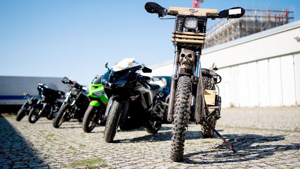 Bei Durchsuchungen im Rocker-Milieu hat die Polizei zehn Motorräder sichergestellt. Foto: Jacob Schröter/dpa