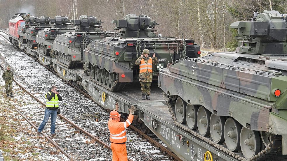 Soldaten des Panzergrenadierbataillons 371 aus dem sächsische Marienberg verladen Schützenpanzer Marder auf Güteranhänger der Eisenbahn. Ein Einsatz der Bundeswehr zur Absicherung einer Friedenslösung in der Ukraine wäre eine Mammutaufgabe. Hendrik Schmidt/dpa Foto: Hendrik Schmidt