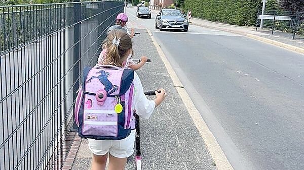 Viele Kinder müssen auf dem Weg zur Schule den 1,5 Meter breiten Gehweg über die Brücke nehmen. Wenn sich dort Fußgänger entgegen kommen, wird es eng, berichten Eltern. Foto: Privat