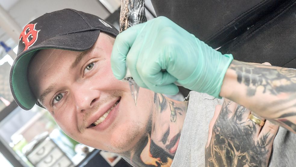 Jonas Baalmann tätowiert seitdem er 14 Jahre alt ist. Heute ist er 29 Jahre alt und hat seit über 10 Jahren ein eigenes Studio in Wiesmoor. Foto: Klaus Ortgies