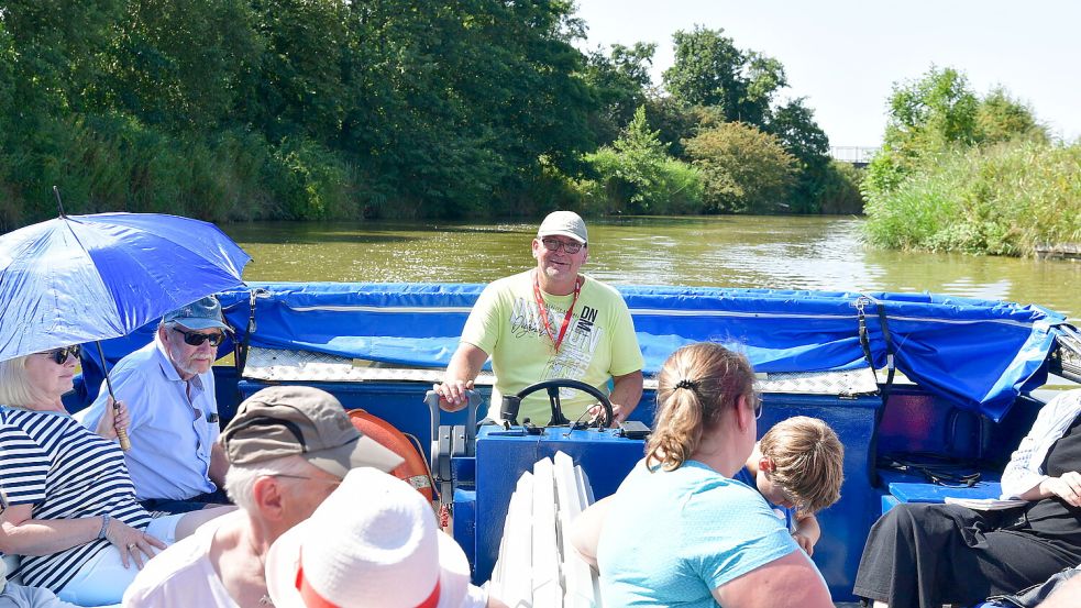 Michael Kiel ist Schiffsführer für Gästefahrten in Greetsiel. Mit seiner rheinischen Frohnatur bringt er die Gäste gern zum Lachen. Foto: Heinz Wagenaar