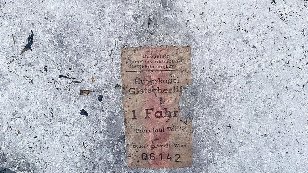 Auch ein altes Lift-Ticket ist aufgetaucht. Foto: Alex Seebacher/Dachstein Gletscherbahn Ramsau/dpa