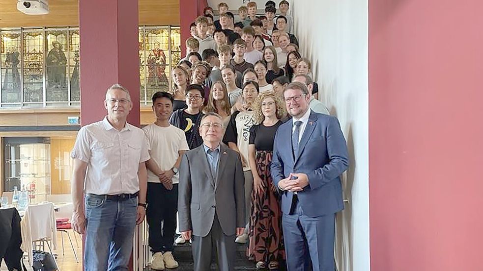 Gruppenbild mit Generalkonsul: (von links) In der ersten Reihe stehen Oliver Damm, Leiter des Johannes-Althusius-Gymnasiums in Emden, Cong Wu, Generalkonsul der Volksrepublik China in Hamburg, und Emdens Oberbürgermeister Tim Kruithoff (parteilos). Foto: Antje Gerdes