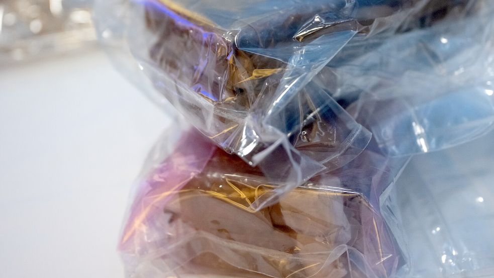 Beschlagnahmte Drogen (Heroin) liegen bei einer Pressekonferenz auf einem Tisch. Symbolfoto: Sven Hoppe/dpa