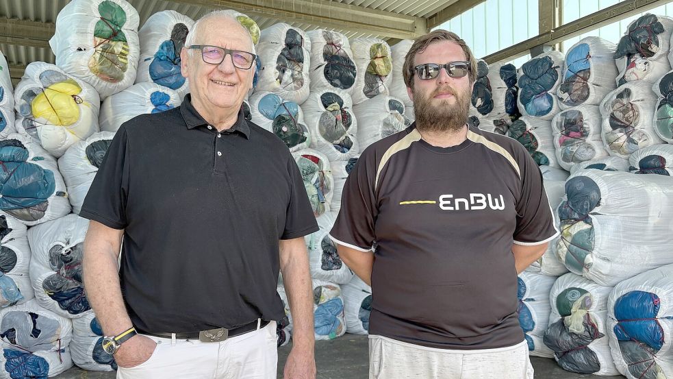 Geschäftsführer Kurt Rotermund (links) und Fahrer Kevin Frerichs sehen sich täglich mit illegal entsorgtem Müll in Altkleidercontainern konfrontiert. Foto: Mieke Matthes