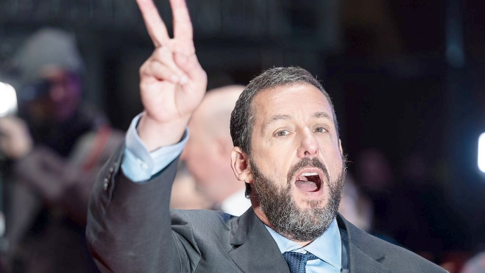 Hat gut lachen und Grund für eine Siegerpose: Adam Sandler ist mit „Happy Gilmore 2“ ein erfolgreiches Sequel gelungen. (Archivbild) Foto: Hannes P. Albert/dpa