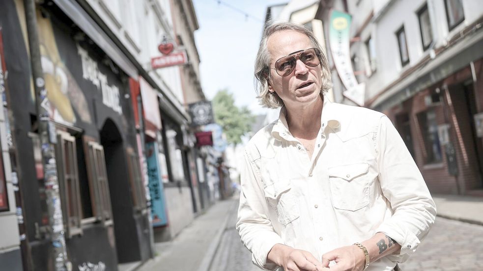 „Es war ja nicht nur Rotlicht und Ganoven. Es gab dieses warmherzige Miteinander“, sagt Michel Ruge über seine Heimat St. Pauli. Foto: Christian Charisius/dpa