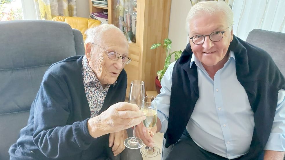 Albrecht Weinberg und Bundespräsident Frank-Walter Steinmeier stießen mit einem Glas Secco an. Foto: Gerda Dänekas