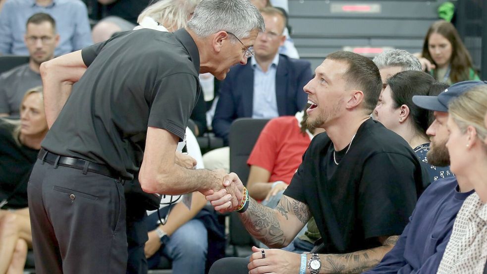 Sitzend und in zivil: So will der Bundestrainer Daniel Theis nicht sehen. Foto: Matthias Stickel/dpa