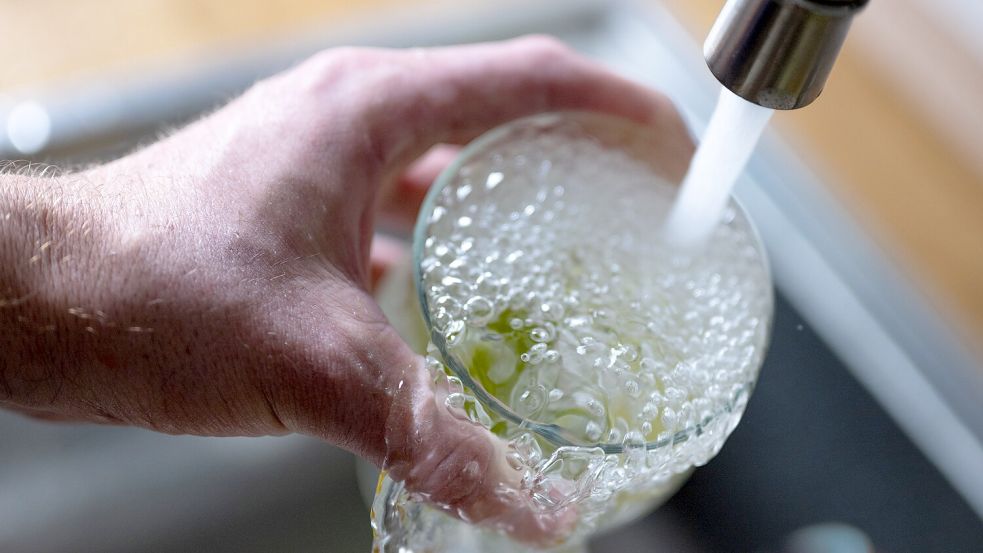 Trinkwasser läuft aus dem Wasserhahn in einer Küche in ein Glas mit Limettenstücken. Symbolfoto: Monika Skolimowska/dpa