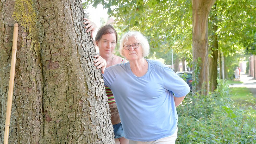 Anke Boekhoff (rechts) und Bettina Mersmann sind Anwohnerinnen des Conrebbersweg in Leer. Foto: Klaus Ortgies