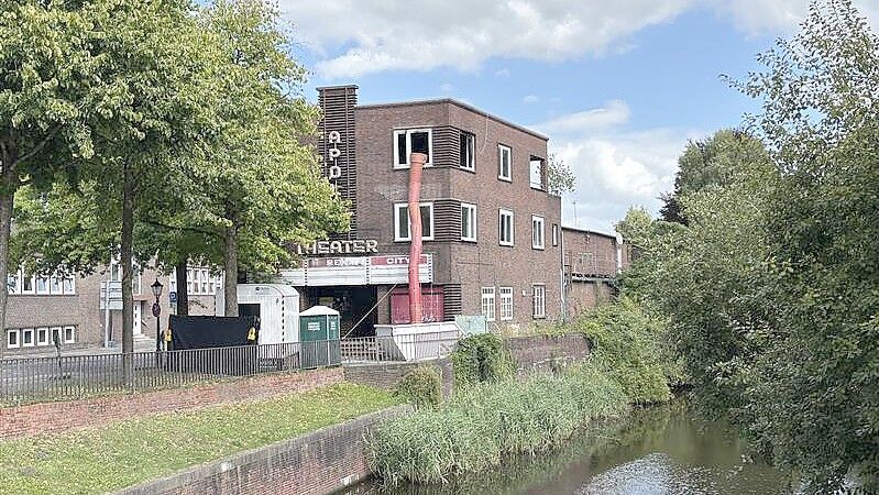 Das Apollo-Kino in Emden wird derzeit entrümpelt. Ein Brand im Dezember 2024 hat deutliche Spuren am Gebäude hinterlassen. Foto: Stephanie Schuurman