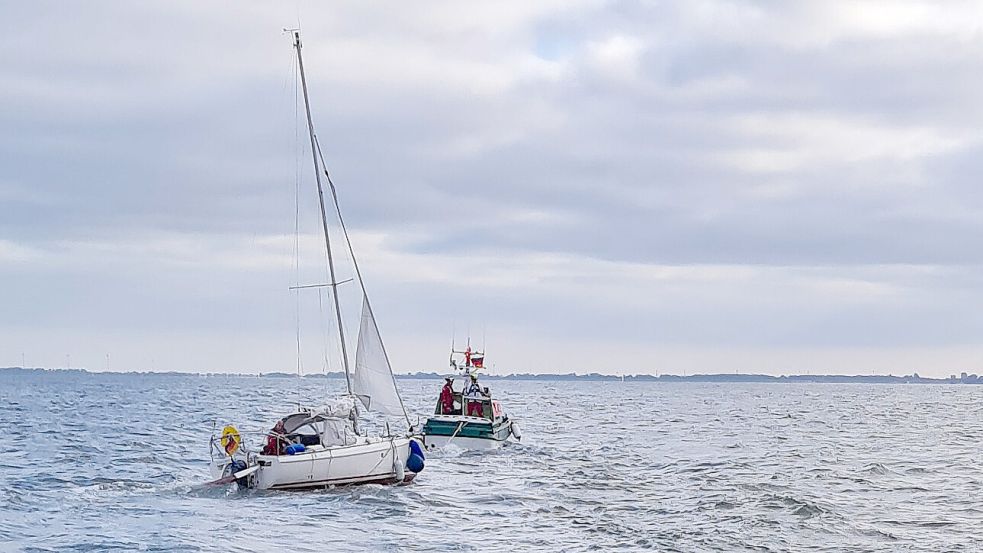 In sicherem Fahrwasser: Die „Johann Fidi“ der DGzRS zog die havarierte Segelyacht nach Hooksiel. Foto: DGzRS – Die Seenotretter