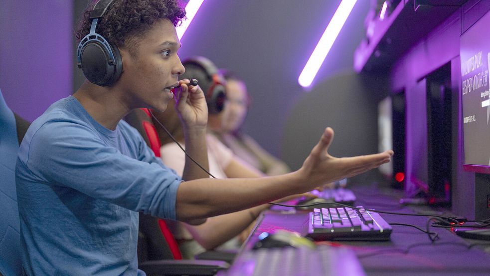 Diskussionen in Gaming-Communitys wie Twitch oder Discord: Hier wird mehr über Politik geredet als gedacht. Foto: IMAGO/Cultura Creative