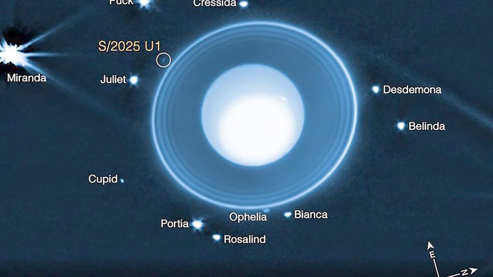 Grafik auf Basis von James-Webb-Daten: Uranus mit seinen Ringen und bekannten Monden. Eingekreist ist der neu entdeckte, nur rund zehn Kilometer große Mond S/2025 U1. Foto: -/NASA/dpa