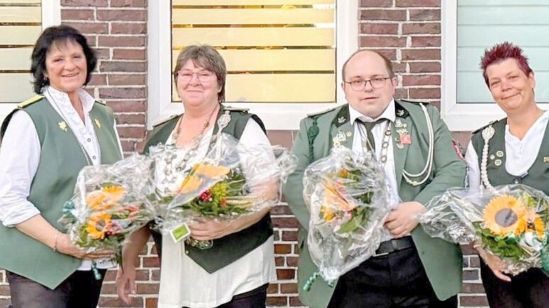 Majestäten unter sich: Schützenkaiser Silvia Backer (von links), Kaiserin Andra Trapp-Körner, Kronprinz Holger Hinrichs und 1. Hofdame Hilke Hof wurden auf dem Kreisverbandsfest in Wirdum inthronisiert. Foto: privat