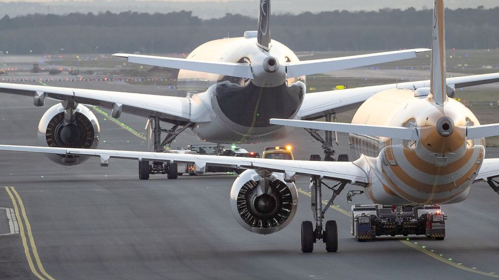 Lufthansa und Condor konkurrieren am Frankfurter Flughafen. Foto: Boris Roessler/dpa
