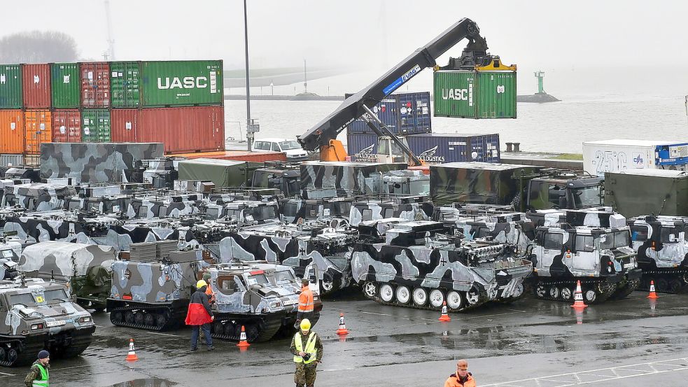Aufnahmen aus dem vergangenen Jahr: Im Rahmen einer Nato-Übung wurde militärisches Gerät in Emden umgeschlagen. Foto: Wagenaar/Archiv