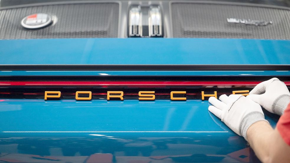 Porsche will laut einen „Spiegel“-Bericht Batterie-Tochter Cellforce fast komplett abwickeln. (Archivbild) Foto: Marijan Murat/dpa