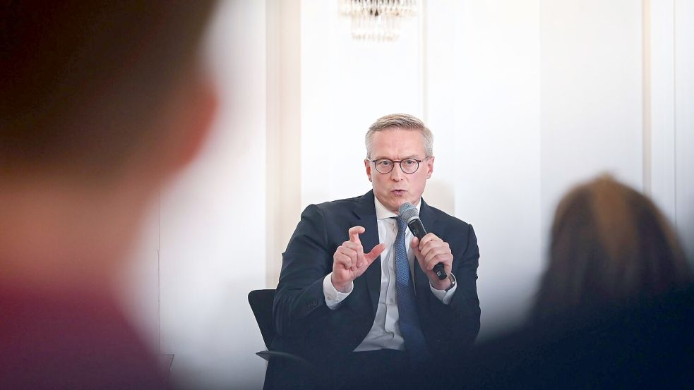 „Deutschland hat über Jahrzehnte bürokratischen Beton angehäuft – jetzt müssen wir ihn konsequent abtragen“, schreibt Digitalminister Wildberger an seine Kabinettskolleginnen und -kollegen. (Archivbild) Foto: Katharina Kausche/dpa