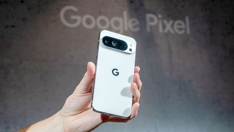 Das Pixel 10 wurde kurz vor dem erwarteten Debüt neuer iPhones vorgestellt. Foto: Andrej Sokolow/dpa