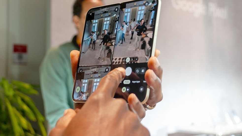Beim auffaltbaren Pixel 10 Pro Fold nutzt Google das größere Display, um nebeneinander das Kamera-Bild und die neuesten aufgenommenen Fotos anzuzeigen. Foto: Andrej Sokolow/dpa