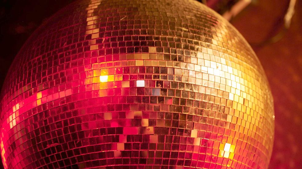 Mensch, damals bei der einen Party! Bei energiegeladenen Songs erinnert man sich eher an aufregende und freudvolle Momente. (Symbolbild) Foto: Annette Riedl/dpa