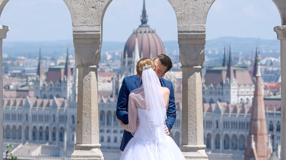 Ruhige Lieder erinnern eher an große romantische Momente im Leben. (Symbolbild) Foto: Robert Michael/dpa-Zentralbild/dpa