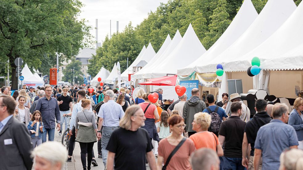 Typisches Bild des Landesfestes: Viele Aussteller-Zelte auf dem Friedrichswall in Hannover 2022. Foto: Michael Mathhey/dpa