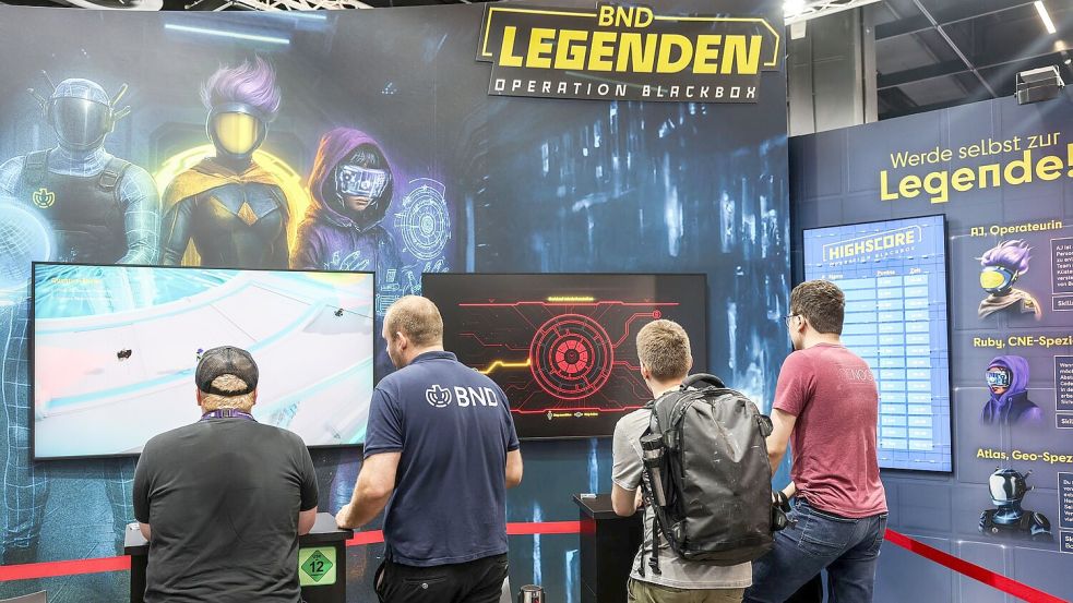 Gamescom-Besucher testen das BND-Computerspiel aus. Foto: Oliver Berg/dpa