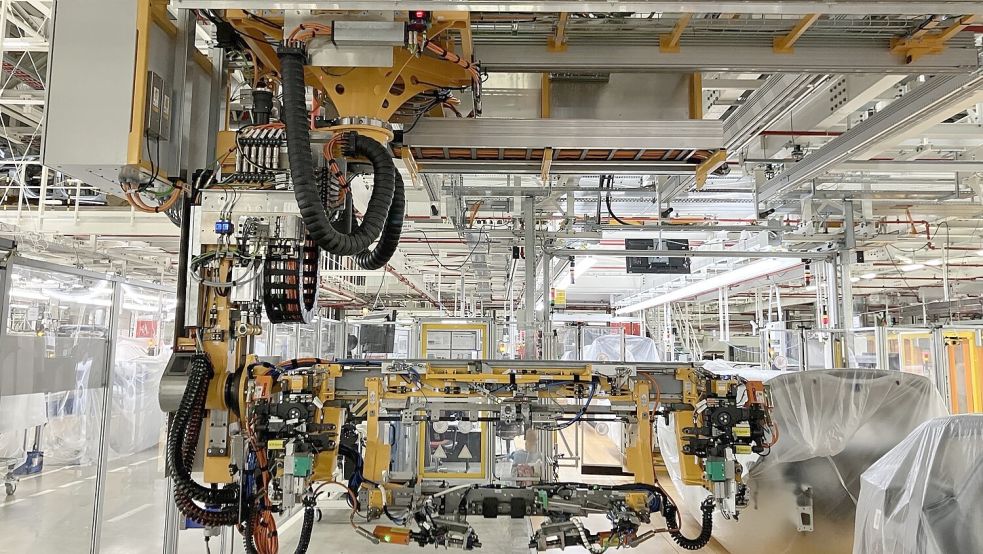 Automatisierter Cockpit-Einbau: Die Anlagentechnik und die Erneuerung des Frontendmanipulators zur Verbesserung der Ergonomie wurde für die Produktaufwertung des ID.4 integriert. Foto: Volkswagen AG